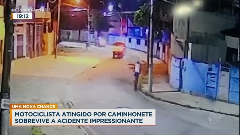 Vídeo: Entregador sobrevive após ser atingido por caminhonete em Campo Grande (Rio)