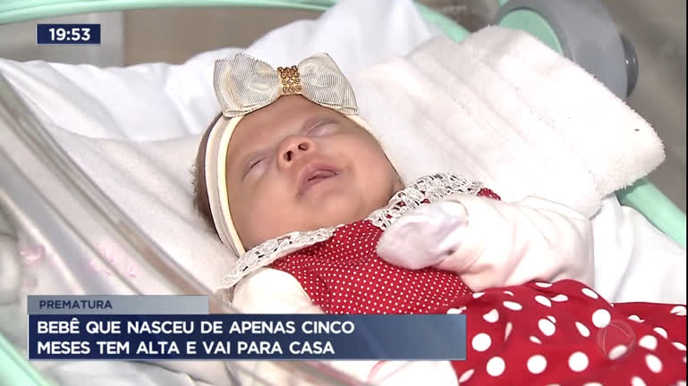 Vídeo: Bebê que nasceu de apenas cinco meses tem alta e vai para casa