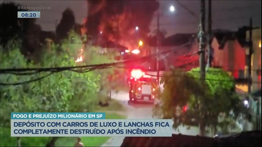 Vídeo: Sinalizador provoca incêndio e destrói depósito de carros e lanchas no Guarujá (SP)