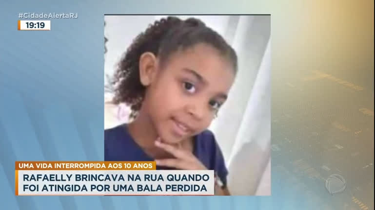 Vídeo: Corpo de menina baleada enquanto brincava é sepultado nesta sexta-feira (27) no RJ