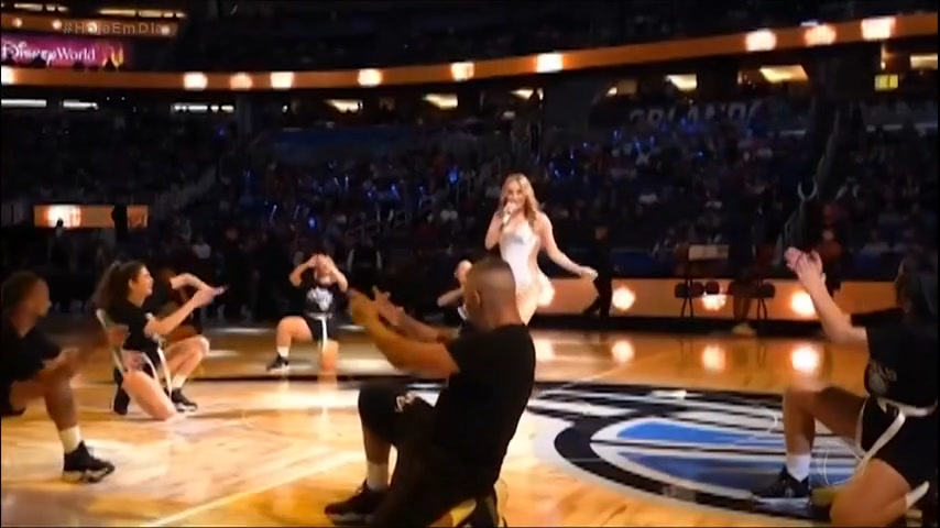 Vídeo: Claudia Leitte se apresenta no intervalo de jogo da NBA na Flórida