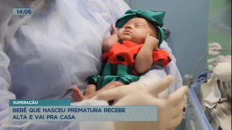 Vídeo: Bebê que nasceu prematura recebe alta e vai para casa