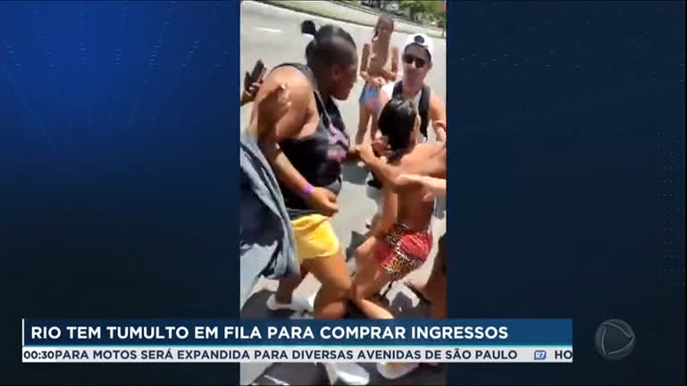 Vídeo: Fãs brigam em fila de ingressos do RBD no Rio de Janeiro