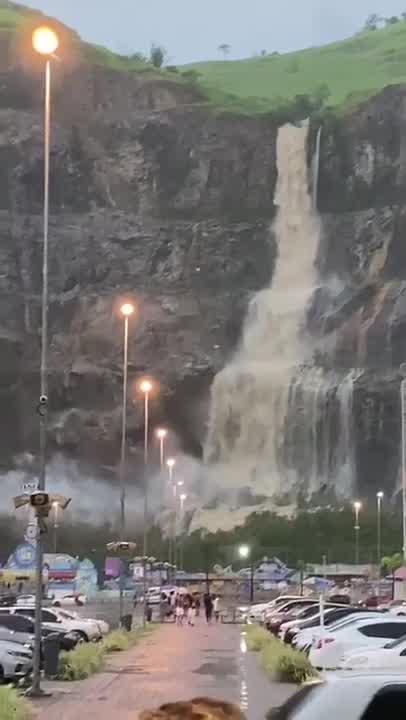 Vídeo: Chuva forte cria 'Cataratas de Nova Iguaçu' atrás de shopping no Rio