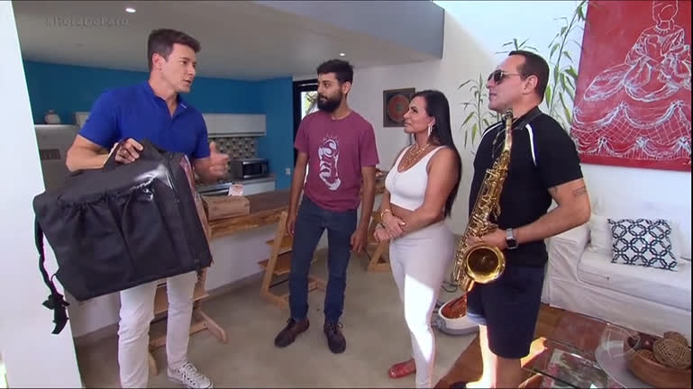 Vídeo: Gretchen e o marido Esdras surpreenderem entregadores no Delivery do Faro