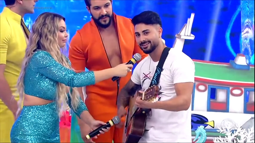 Vídeo: Modelo é disputado ao cantar em dupla com Rodrigo Faro | Vai dar Namoro