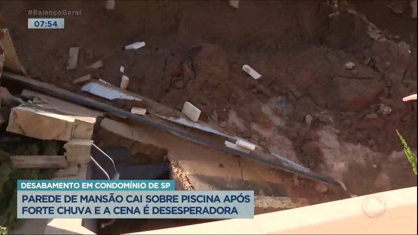 Vídeo: Morador filma o muro da própria casa desmoronando após temporal em SP