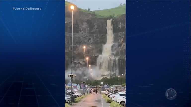 Vídeo: Cascata surge perto de shopping em Nova Iguaçu (RJ) após dois dias de chuva