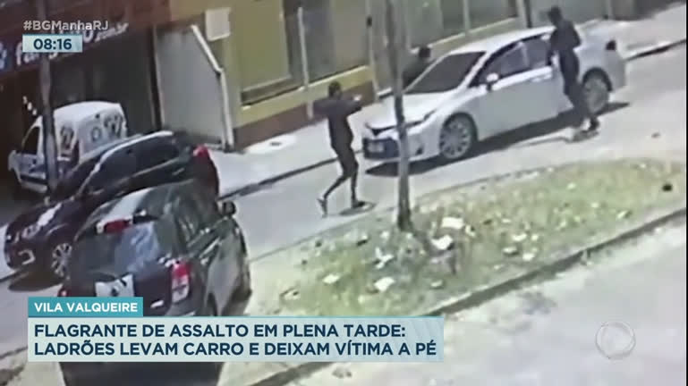 Vídeo: Vítimas ficam a pé após ter carro roubado em Vila Valqueire, no Rio