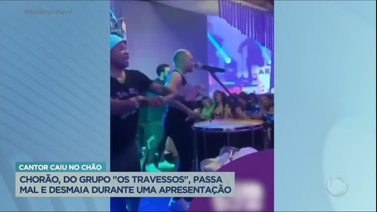 Vídeo: Chorão, do grupo "Os Travessos", desmaia em show ao passar mal