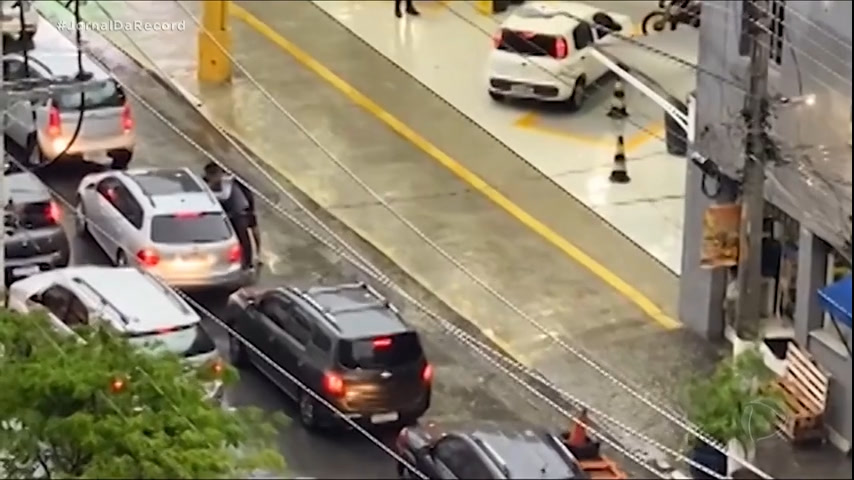 Vídeo: Criminosos roubam celulares no meio do trânsito de SP e causam duplo prejuízo às vítimas