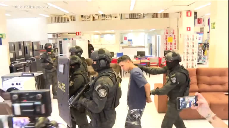 Vídeo: Minuto JR : homem é preso após fazer cinco reféns em loja na Grande SP