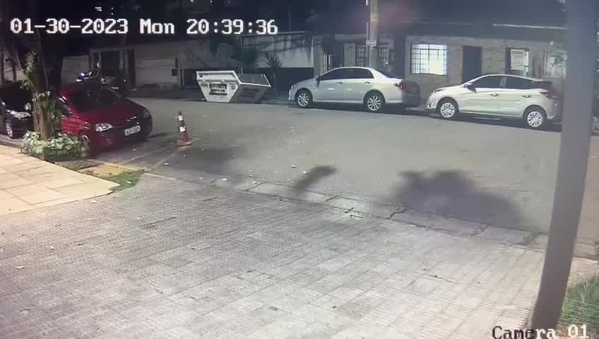 Vídeo: Veja vídeo do momento em que casal assalta motociclista em SP