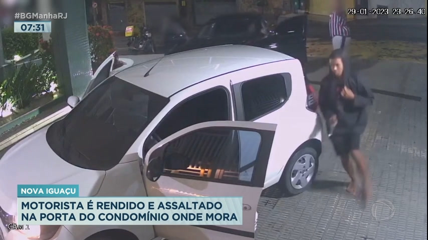 Vídeo: Motorista é assaltado na porta do condomínio onde mora em Nova Iguaçu (RJ)