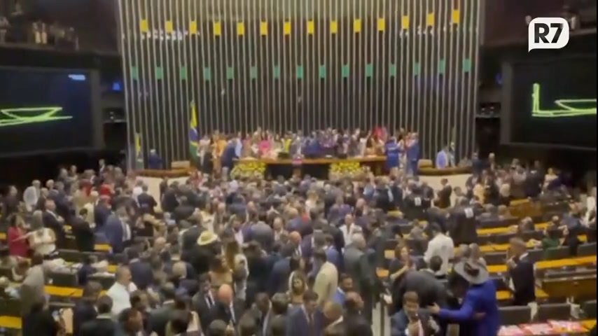 Vídeo: Vídeo: deputados federais tomam posse dos cargos nesta quarta-feira (1ª)
