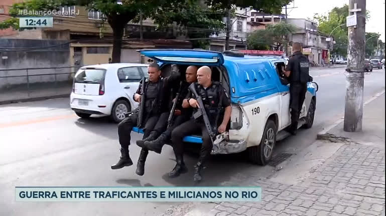 Vídeo: Policiais militares são atacados durante operação na zona oeste do Rio
