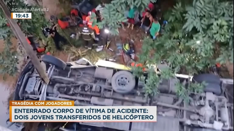 Vídeo: Corpo de jogador morto em acidente de ônibus é enterrado na Baixada Fluminense