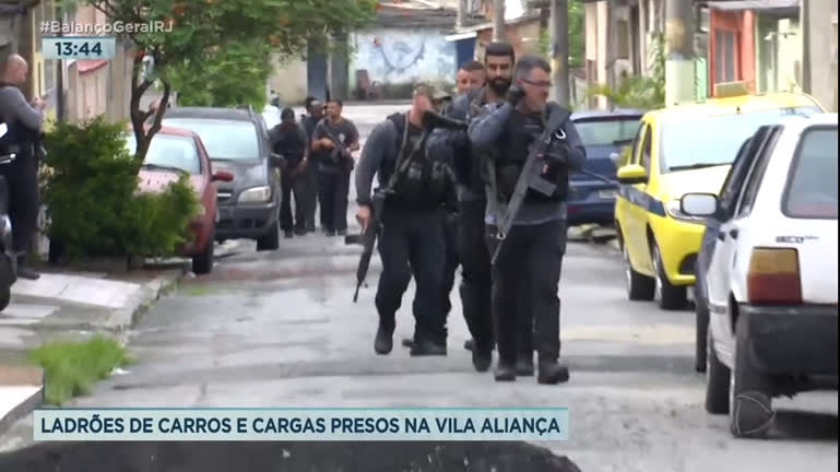 Vídeo: Polícia faz operação contra roubos de carros e veículos na Vila Aliança (RJ)