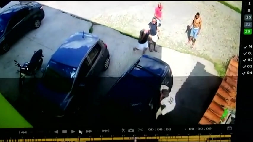 Vídeo: Homem tem ataque de fúria e destrói carro da ex-mulher em Contagem (MG)
