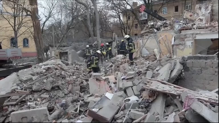Vídeo: Míssil russo deixa ao menos três mortos e 20 feridos em área residencial no leste da Ucrânia