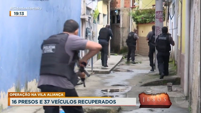 Vídeo: Polícia prende 16 criminosos em operação na Vila Aliança, no Rio