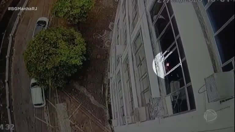 Vídeo: Artefato explosivo lançado de janela cai próximo a pedestres na Tijuca