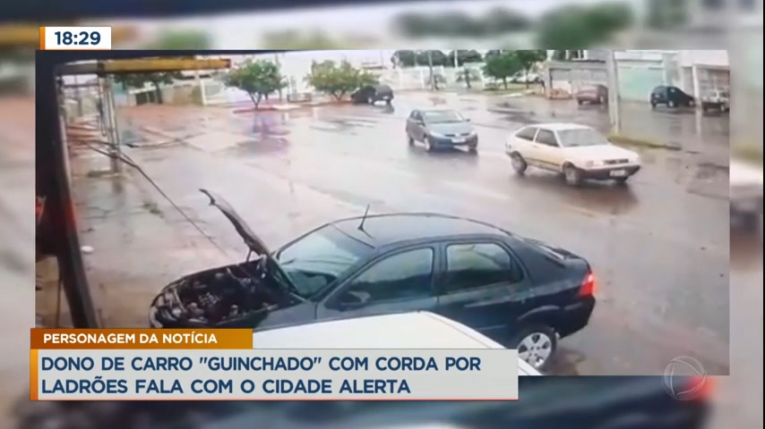 Vídeo: Carro é roubado em Santa Maria e suspeitos puxam veículo com corda