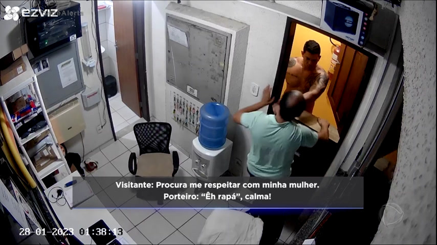 Vídeo: Porteiro pede para visitante abaixar som e é agredido