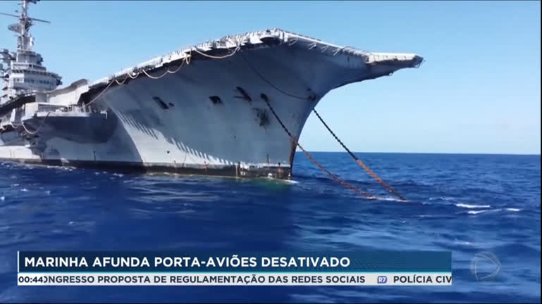 Vídeo: Marinha afunda porta-aviões desativado na costa do Brasil