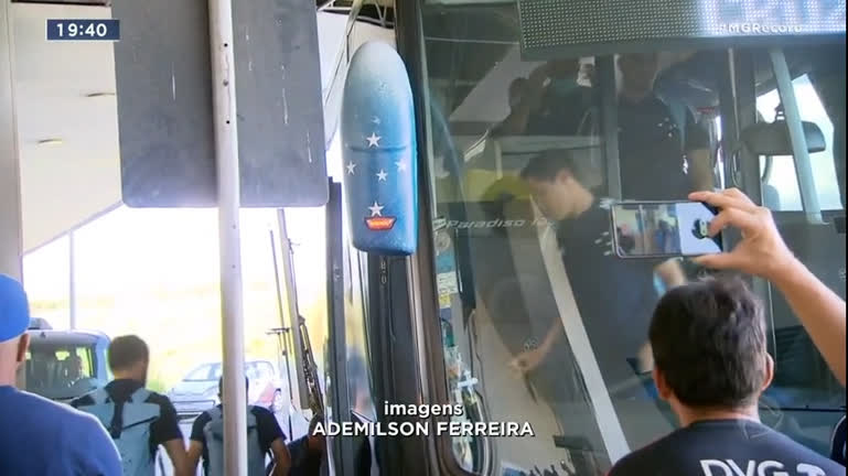 Vídeo: América-MG e Cruzeiro viajam no mesmo voo para Brasília