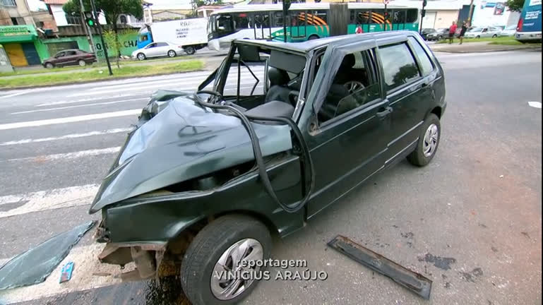 Vídeo: Motorista bate carro em semáforo em BH e foge