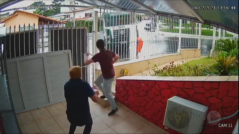 Vídeo: JR de Olho : homem escapa por pouco de ser atropelado em São Bernardo do Campo (SP)
