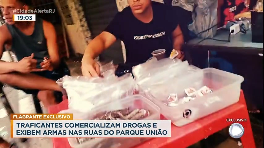 Vídeo: Equipe da Record TV flagra traficantes armados e bocas de fumo em comunidade do Rio