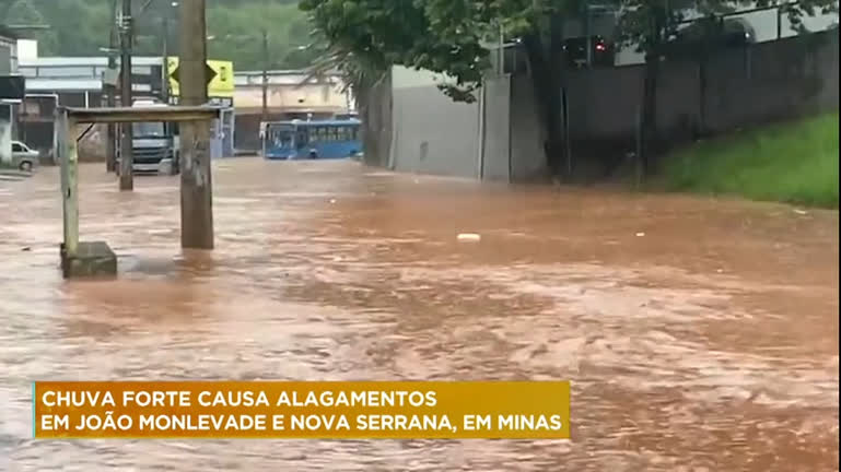 Vídeo: Chuva forte causa alagamentos em João Monlevade e Nova Serrana, em MG