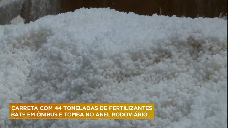 Vídeo: Carreta com 44 toneladas de fertilizantes bate em ônibus e tomba no Anel Rodoviário, em BH