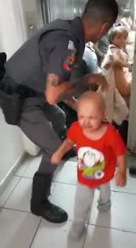 Vídeo: Vídeo mostra crianças sendo resgatadas de elevador em creche na zola leste de São Paulo