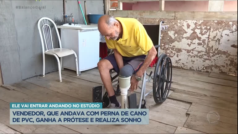 Vídeo: Vendedor cria perna de cano PVC para voltar a andar