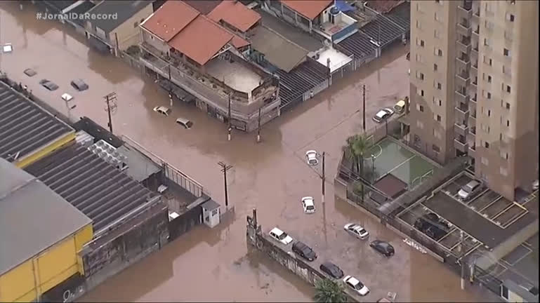 Vídeo: Chuvas causam alagamentos e colocam região metropolitana de SP sob alerta