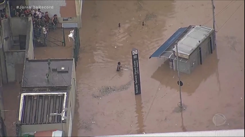 Vídeo: Ao menos 53 vias ficam alagadas na capital paulista após temporal; 29 ficam intransitáveis