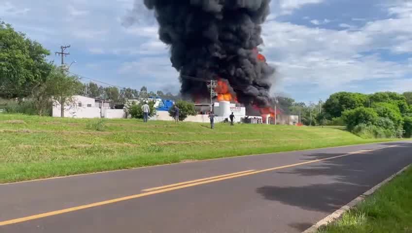 Vídeo: Incêndio e explosão atingem fábrica de tintas no interior de SP
