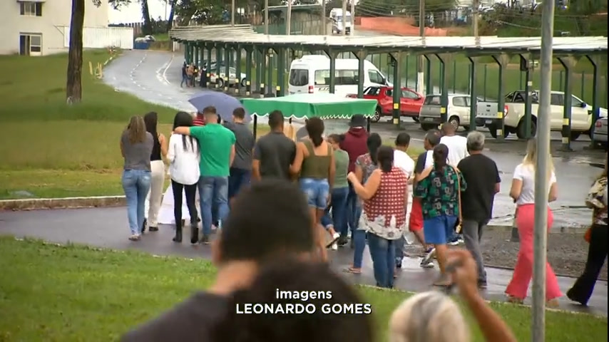 Vídeo: Corpo de rapaz com obesidade que morreu esperando exame em hospital de Betim (MG) é enterrado