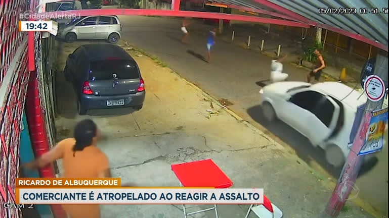 Vídeo: Comerciante é atropelado por criminosos após reagir a assalto no Rio