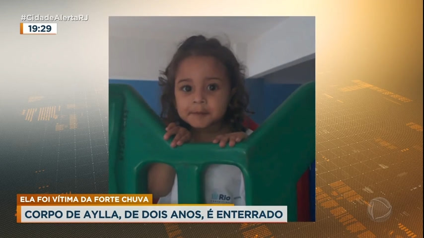 Vídeo: Corpo de menina de dois anos morta em desabamento é enterrado no Rio