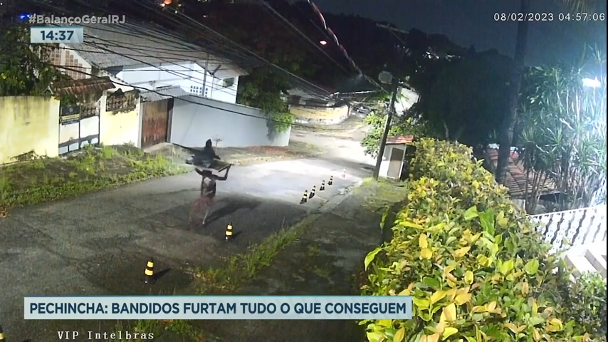 Vídeo: Ladrões invadem casas para cometer furtos no Pechincha, na zona oeste do Rio