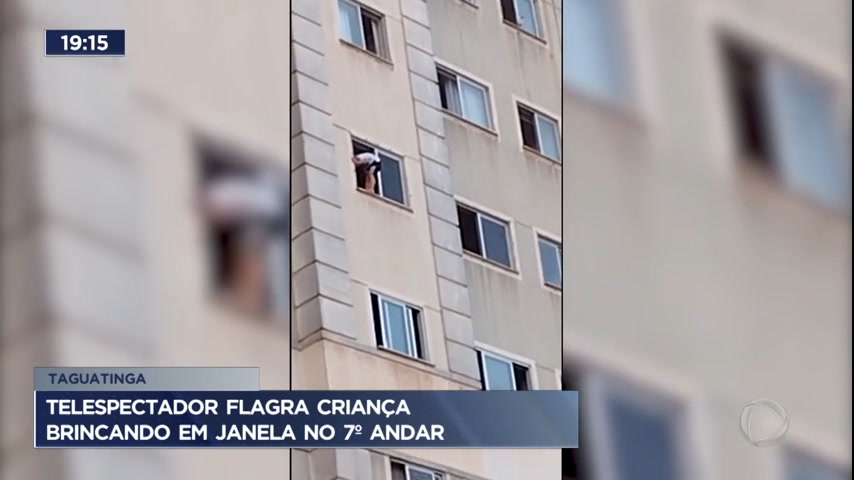 Vídeo: Telespectador flagra criança brincando em janela no 7º andar