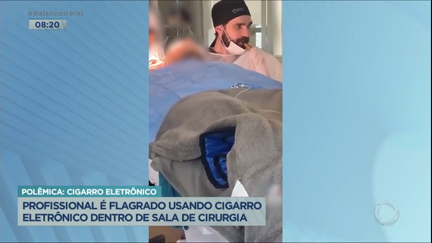 Vídeo de médico fumando vape durante procedimento cirúrgico