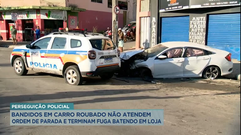 Vídeo: Bandidos fogem em carro roubado, são perseguidos pela PM e acabam batendo em loja na Grande BH