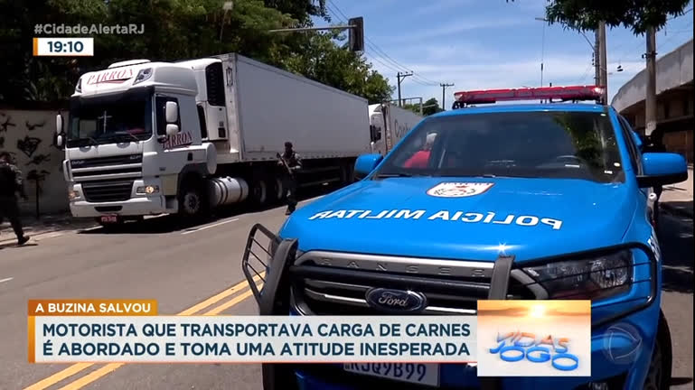 Vídeo: PMs impedem roubo de caminhão que transportava carne no Rio