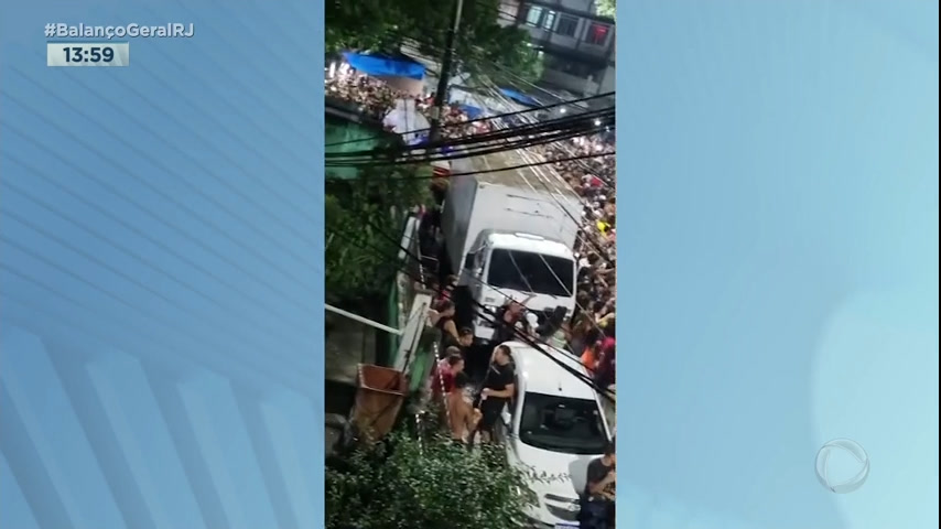 Vídeo: Tiroteio deixa um morto e outro ferido em bloco de Carnaval na zona oeste do Rio