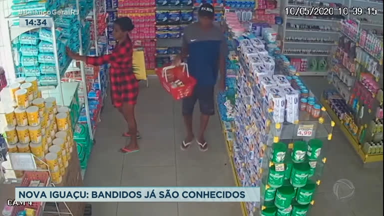 Vídeo: Dupla já conhecida em Nova Iguaçu (RJ) é flagrada furtando farmácia